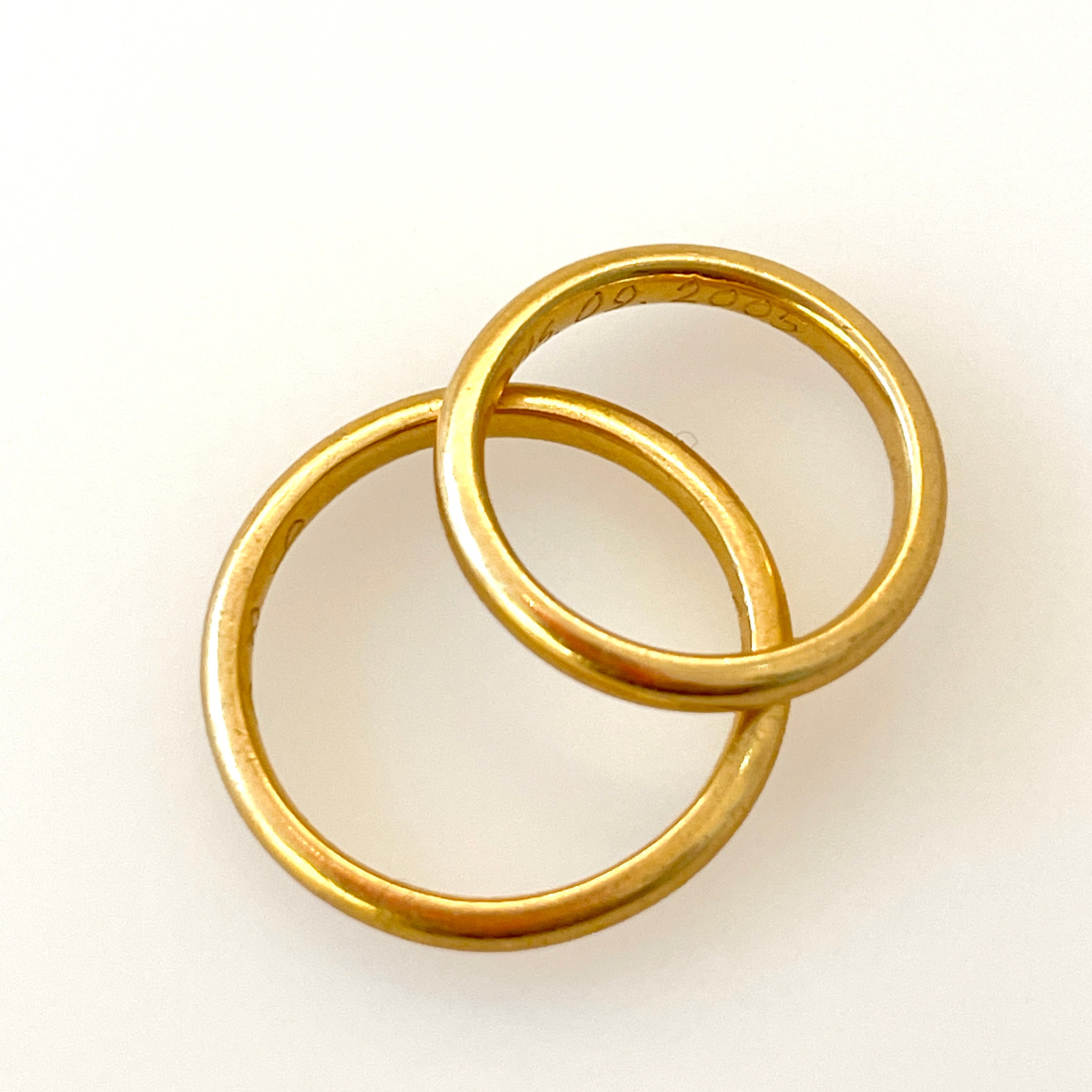 Bubbles Engagement Ring by Alexandra Baum & Classic Wedding Rings by Gudrun Hillmann