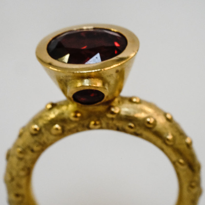 A stunning tourmaline garnet gold ring by Gudrun Hillmann