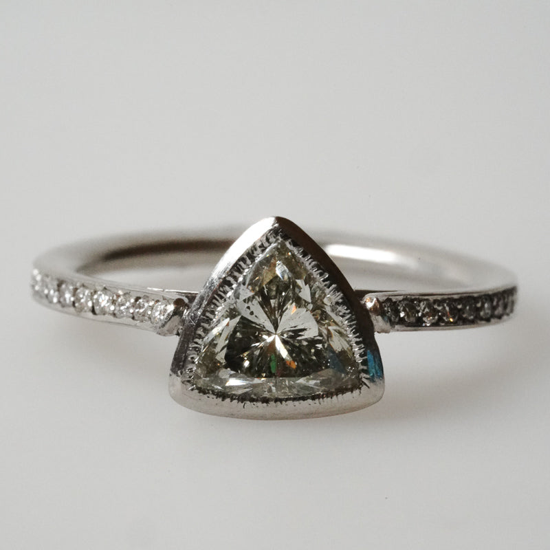 Hillmanns dreieckiger Diamant-Platinring